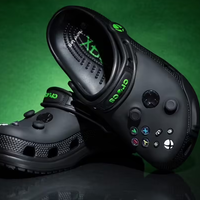 微软把 Xbox 控制器穿上脚！与Crocs联名推出洞洞鞋