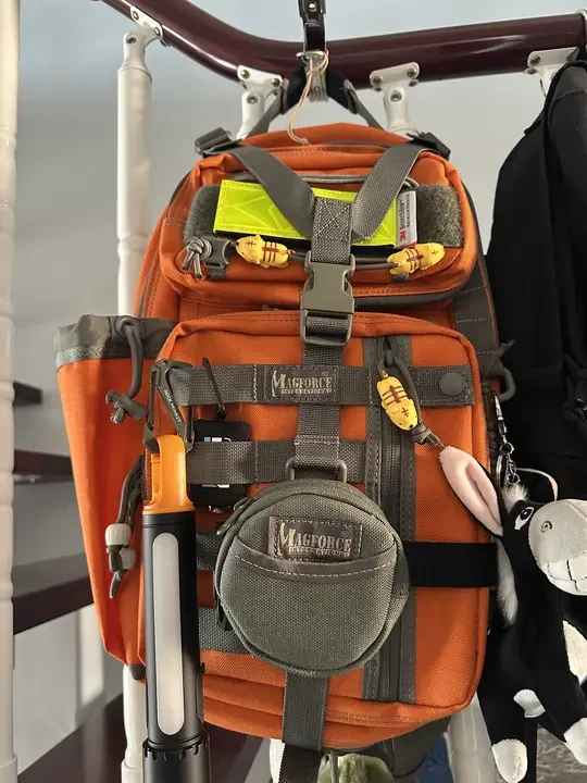 我的战术背包，买了很多，都是徒步搭子