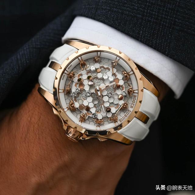 近距离接触321万的圆桌骑士

 

 

前几天去南京西路的罗杰杜彼专卖店，鉴赏了罗杰杜彼今年的新款圆桌骑士等腕表。

 

罗杰杜彼的圆桌骑士腕表2013年诞生，很快就成为罗杰杜彼的一个标志性作品