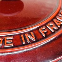 生活用品 篇零：石榴红里的烟火气，这款STAUBA珐琅锅，把家常菜炖出法式温柔