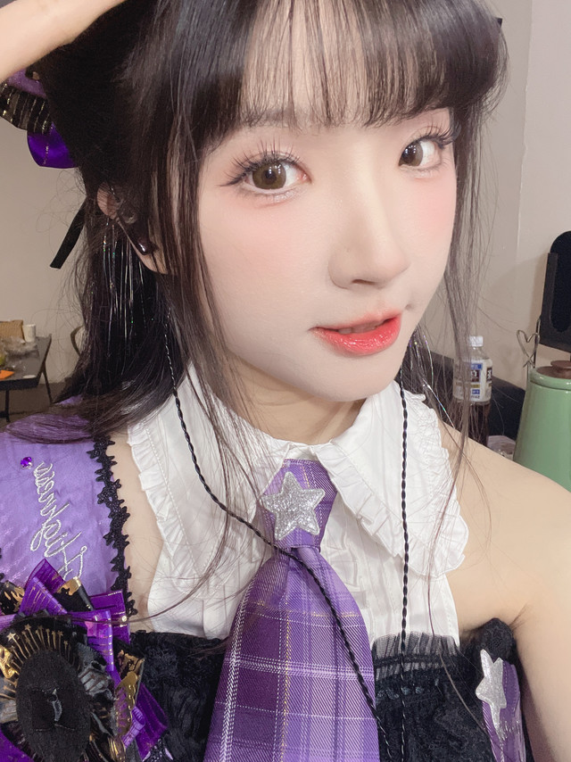 新伙伴，新「声」级体验！🔥
巡演前两场，普通耳机后半场经常会掉落[捂嘴哭]终于赶在最后一场，定制的私模耳机惊艳亮相！！
👉 定制印字外壳，酷！
👉 佩戴舒适贴耳，稳！
👉 音质惊艳通透，绝！
感谢@N