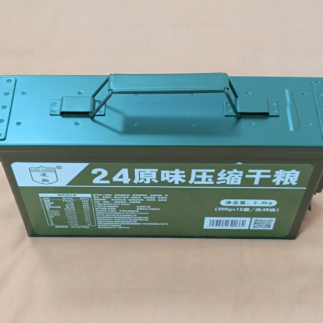 奔着这“战备级”硬箱囤的饼干：这金属盒能坐能装，干粮也够顶