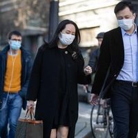 孟晚舟老公很会穿搭！西装革履时尚有气质，大衣造型太高级了！