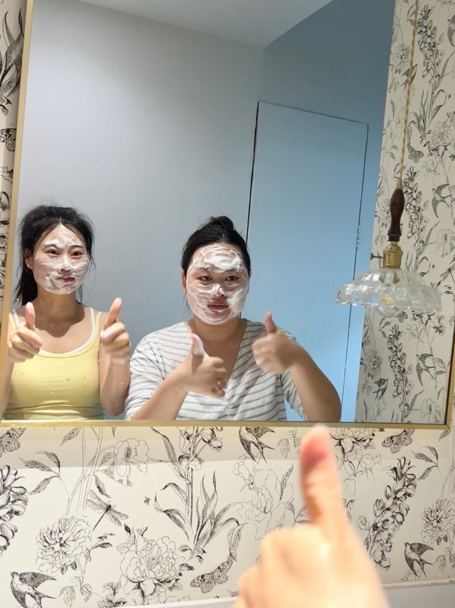 fan beauty洁面奶泡真的很舒服，还挺好用！！本来一人在洗后来办公室3.4个同事一起边用边夸评揪1️⃣个姐妹送一瓶体验绝佳洗感~这个奶泡一按就出来了，duangduang的贼方便。感觉脸浮在云朵