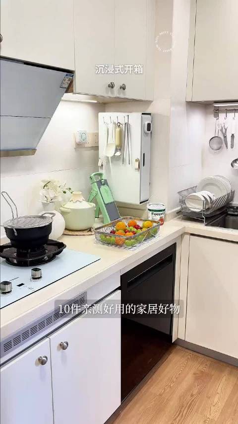 #微博超有用视频大赛##美好家打造指南# 今天来给大家分享一些长期主义的家居好物，真的每一样都太实用了，清洁收纳厨具类的，好用到哭😭！首先是爆炸盐，家里有些顽固污渍，用它泡一泡，再轻轻一搓，污渍就消失