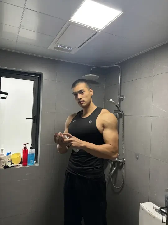 192cm/100kg 右划肌肉猛男的“洗澡秘密”