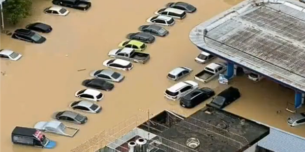 泰国遭遇世纪暴雨41人死亡：派遣航母充当“移动医院”