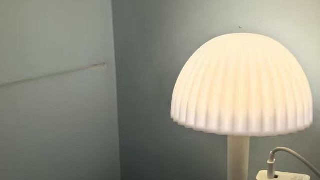 最近发现了一款超绝的床头灯，简直是卧室里的高级感担当