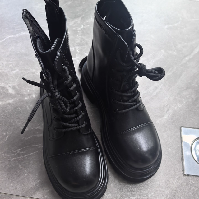 达芙妮厚底马丁靴，颜值与实穿并存的秋冬神靴