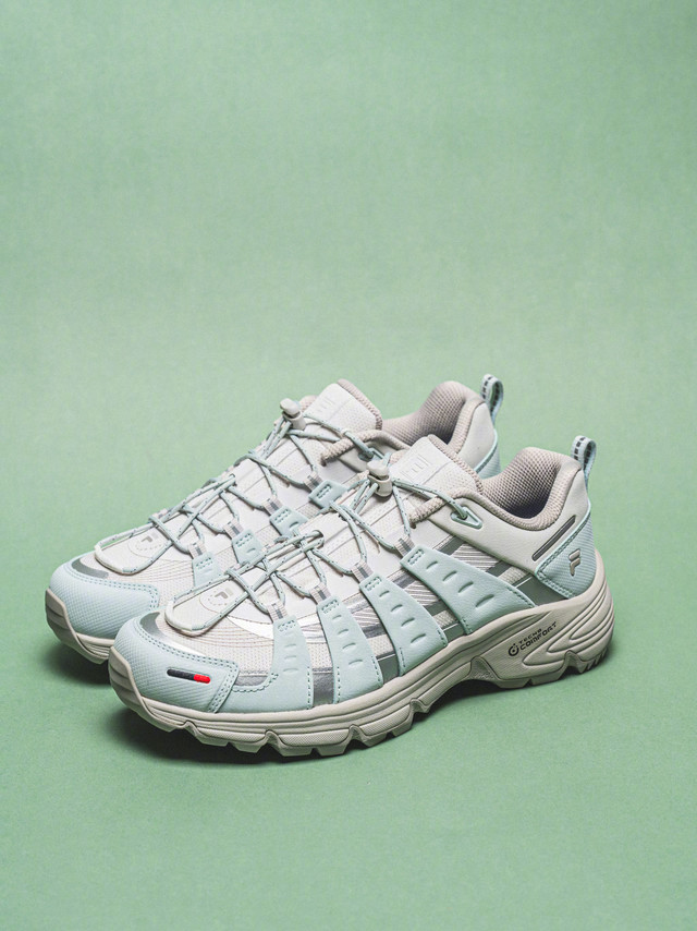 FILA FUSION COMO灵感源自意大利科莫湖的湖系户外鞋COMO，定位介于都市通勤与轻户外之间，「湖系户外」风格非常百搭，并且在配置上也一点不吝啬：FLEXIBLE SUPPORT 鞋面结构提