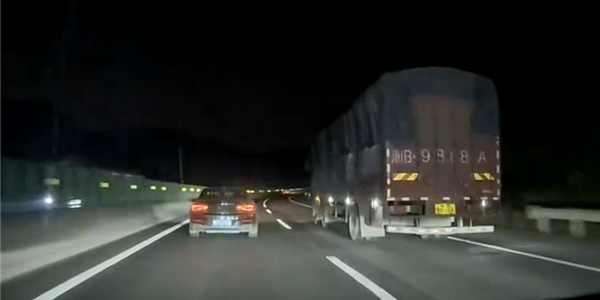 轿车和大货车并行压车10分钟 特斯拉Model Y司机出手了