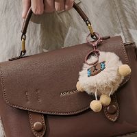 深咖小方包：耐用且时尚的通勤选择