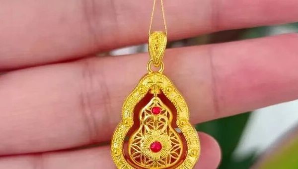 冬至温情｜黄金梅花吊坠傲雪凌霜