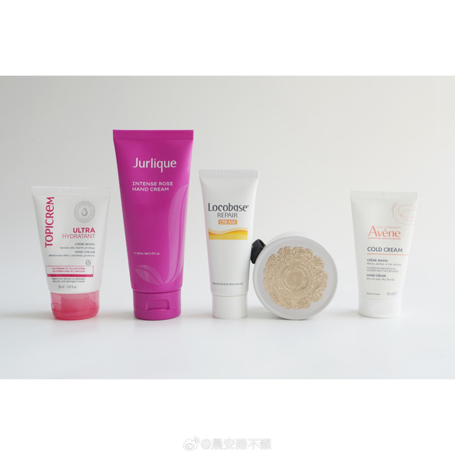 【五支护手霜对比repo】#冬日护肤routine##美妆V赏#大家要的护手霜小合集来了，不过这期并不完全为种草，毕竟产品测评过多了，总是有一些不太满意的，所以这篇除了极个别足够优秀的产品之外，也是展