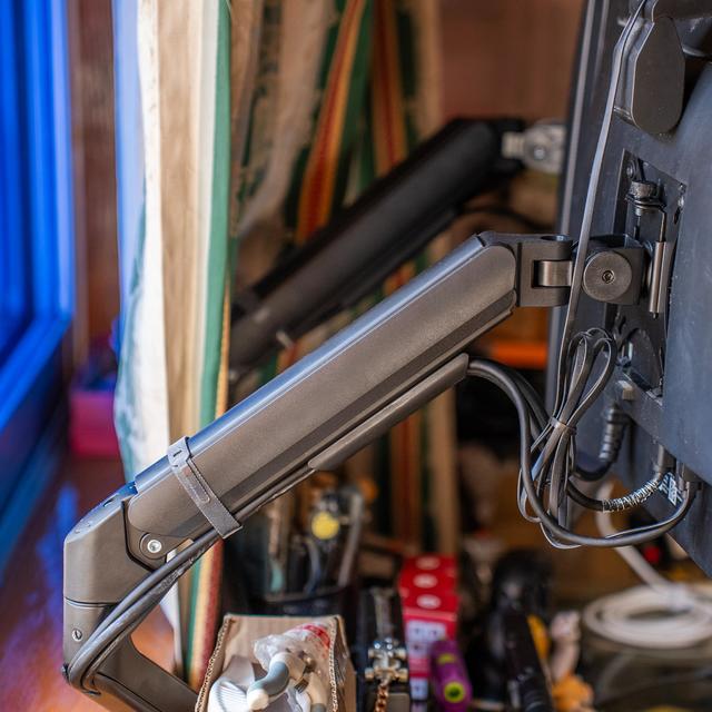 显示器标配底座太矮又太占桌面空间？北弧显示器支架了解一下