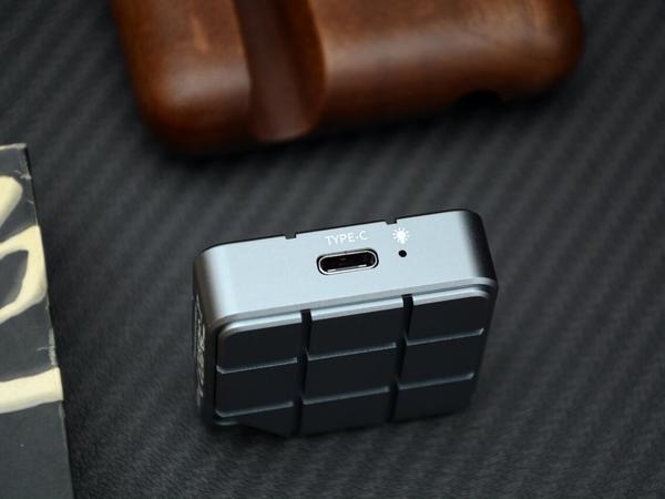 麦沃M1移动固态硬盘硬盘内置了M.2 Nvme协议2230尺寸固态硬盘，搭载了RTL9210B主控芯片，传输性能好、功耗低、兼容广、运行稳定。配备了10Gbps速率的Type-C接口，最高可达1000