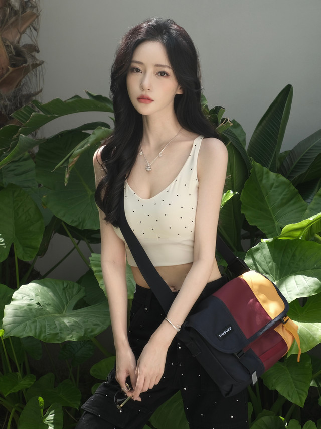 运动姐感girl的夏天🌞演员苏凝 夏天出门要带的东西太多啦 防晒喷雾防晒伞 补妆的东西一堆 还有水壶湿巾年度最爱包包#timbuk2# 邮差包使用频率已超过爱马仕 是拍戏的时候的出工包又是健身的时候的