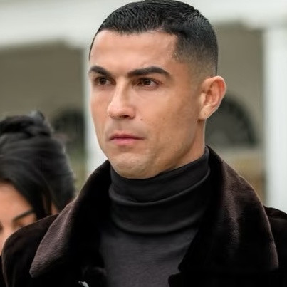 C罗被爆花25万美元整容！但极致自律的他，是真的人帅表也帅！