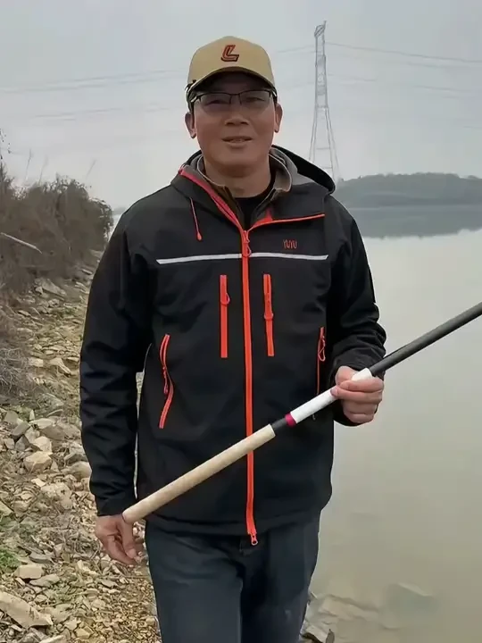 刘志强老师推荐冬季低温爆护饵料!温度越低鱼口越猛，刘志强新品鱼多多低温狂口饵，一杯单开，无视南北水域主攻大个体的鲫鲤草鳊翘嘴等淡水鱼 #爆护饵料  #冬季钓鱼  #鲫鱼饵料  #解锁秋冬钓鱼爆护的秘密