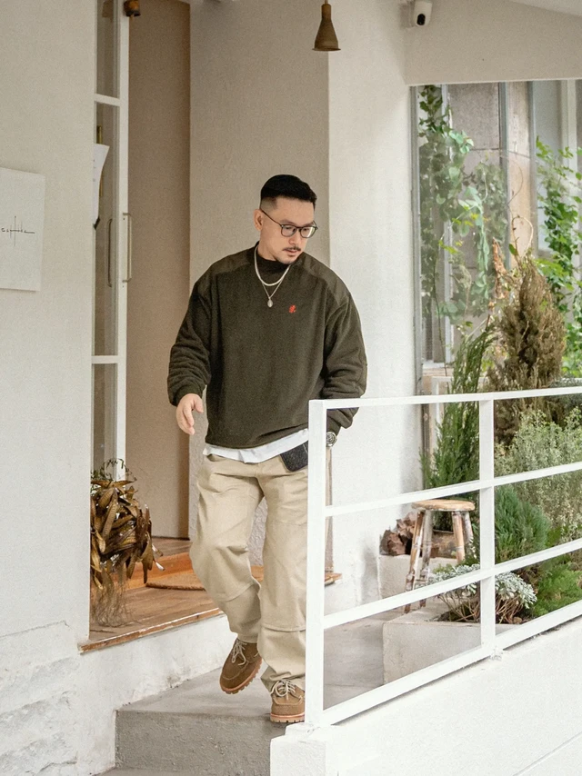 🧔🏻‍♂️油腻大叔的秋冬工装穿搭分享。今日的秋冬穿搭真的太舒服了，绿色卫衣搭配卡其工装裤，内搭一件白tee，简单有层次，上脚一双袋鼠鞋，让整体休闲感拉满！来上一杯咖啡☕️，🧔🏻‍♂️油腻大叔的秋冬就这