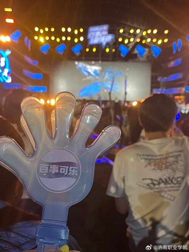 生活是一场即兴演出当耳机里的音符化作流动的视觉语言adidas Originals ADIZERO ARUKU轻巧落地弧线底部的「摇摆基因」打破运动与潮流的边界每一步都像踩在音乐的切分拍上柔软舒适却踏