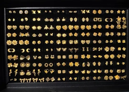 周大福耳钉 一代人有一代人的耳钉要捡