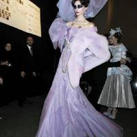 探索极繁主义天选裙子：殿堂高定到艾德莱斯华丽觉醒