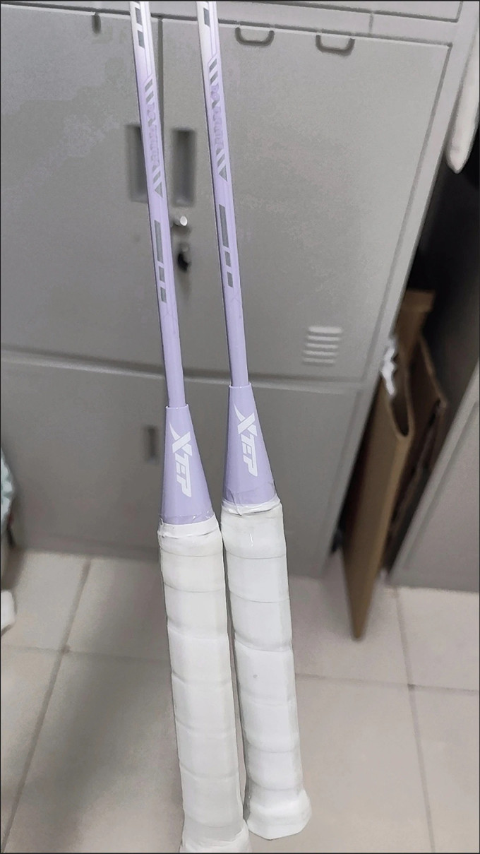 特步羽毛球具