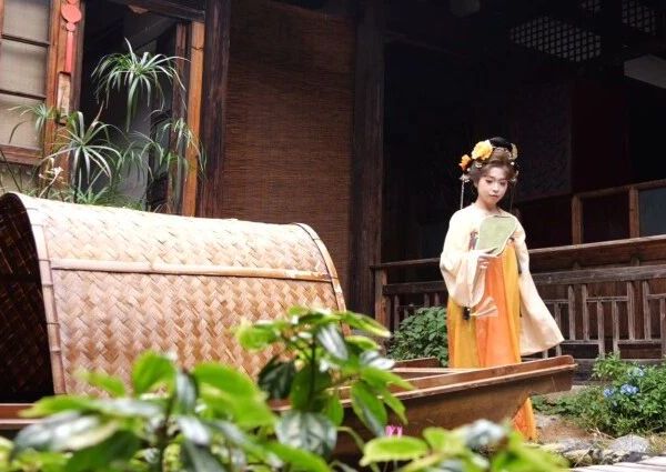 新华社关注！汉服新风尚，文化消费的千年回响！