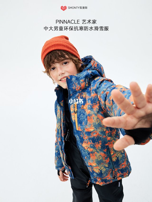 小画家外套好亮眼！在雪地里一眼就能找到～