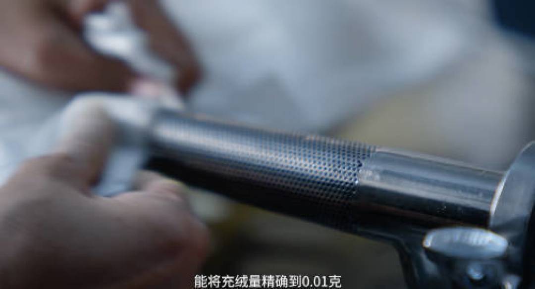 揭秘一件好羽绒服的智能制造之旅:从黄金羽绒到0.01克精度