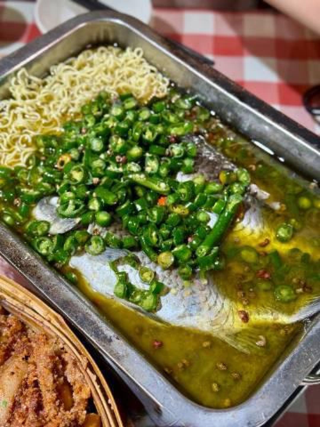 王迅探江湖菜:烤鱼麻糍引爆食客烟火盛宴