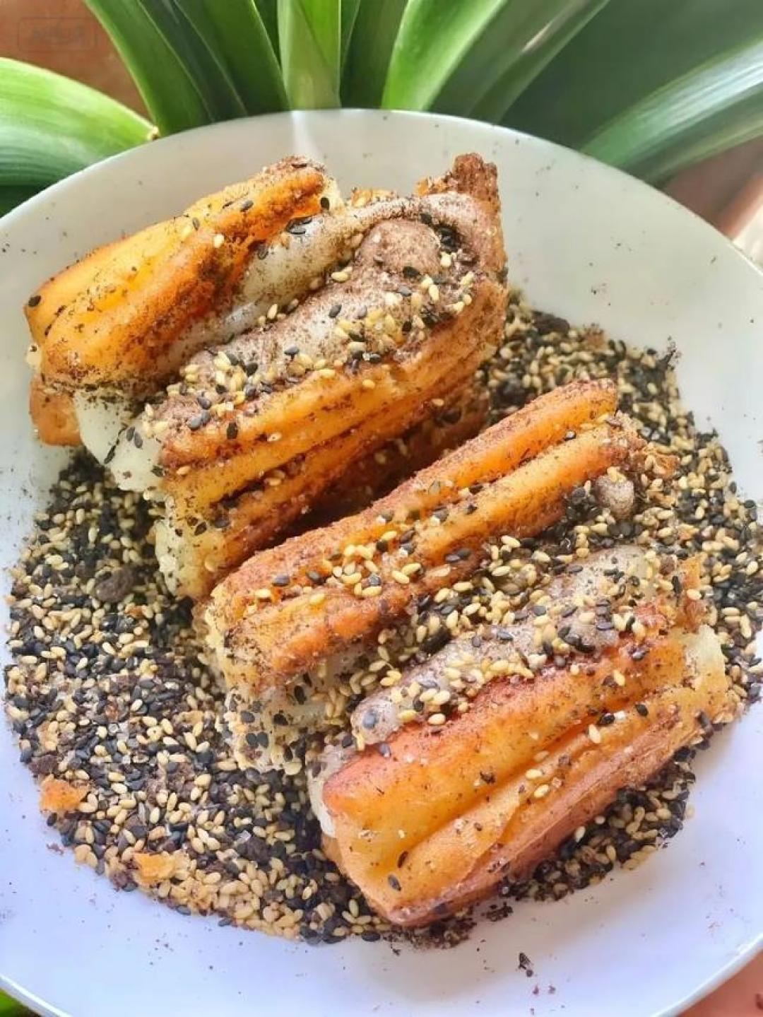 王迅探江湖菜:烤鱼麻糍引爆食客烟火盛宴