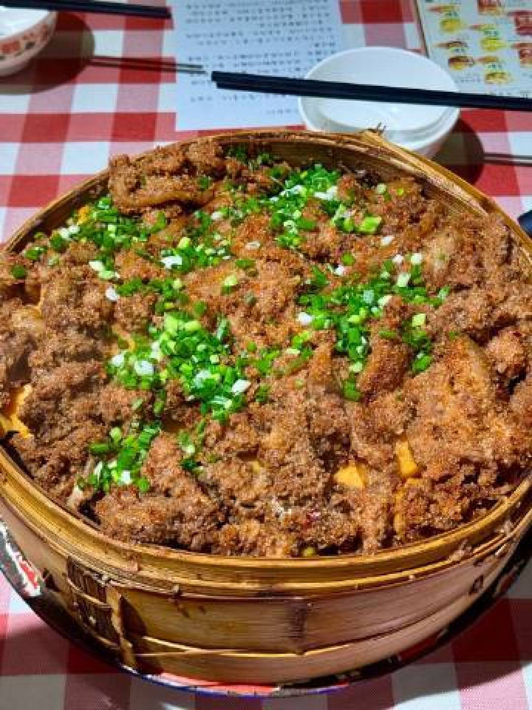 王迅探江湖菜:烤鱼麻糍引爆食客烟火盛宴