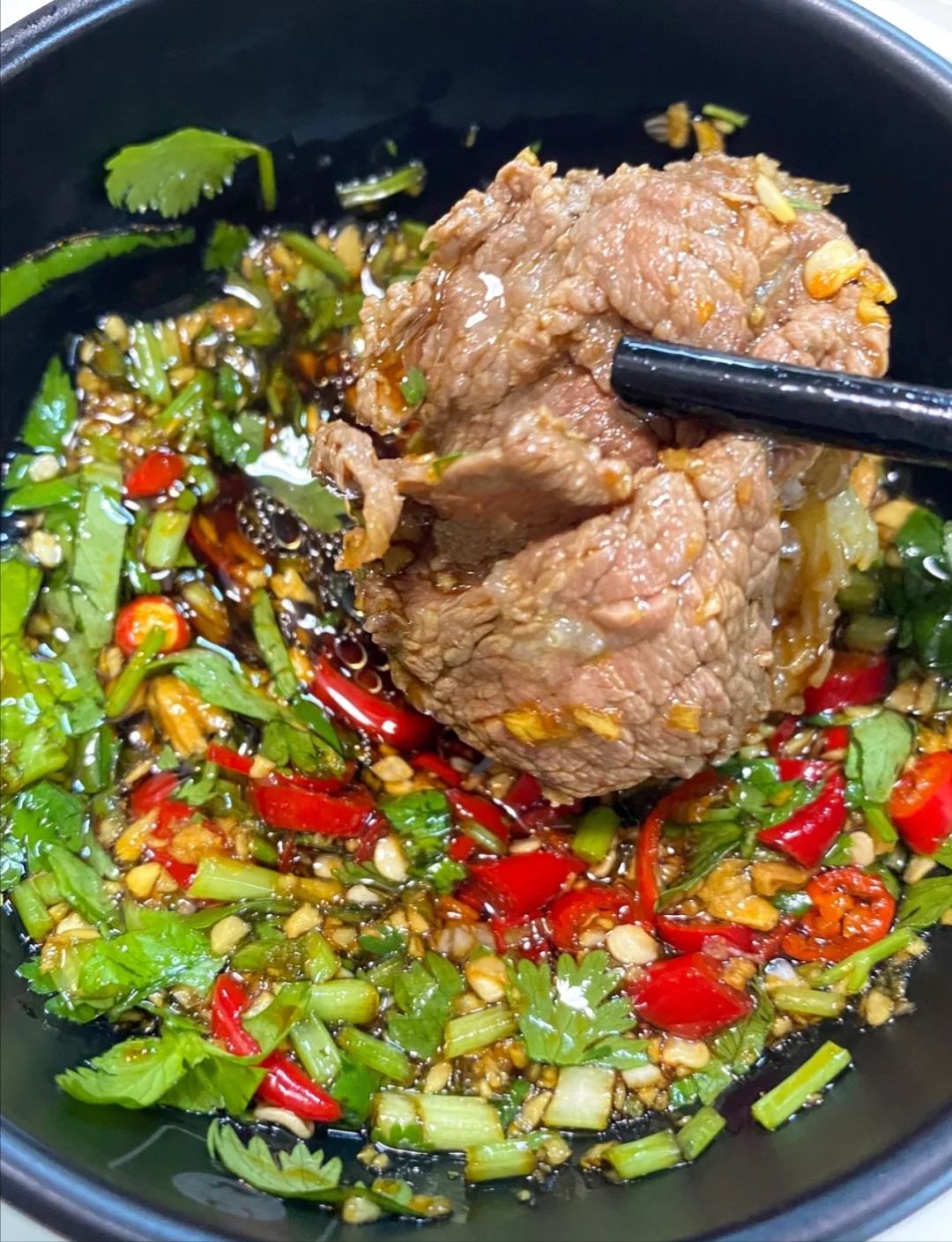 蘸料江湖大PK:老吃家的火锅智慧之战