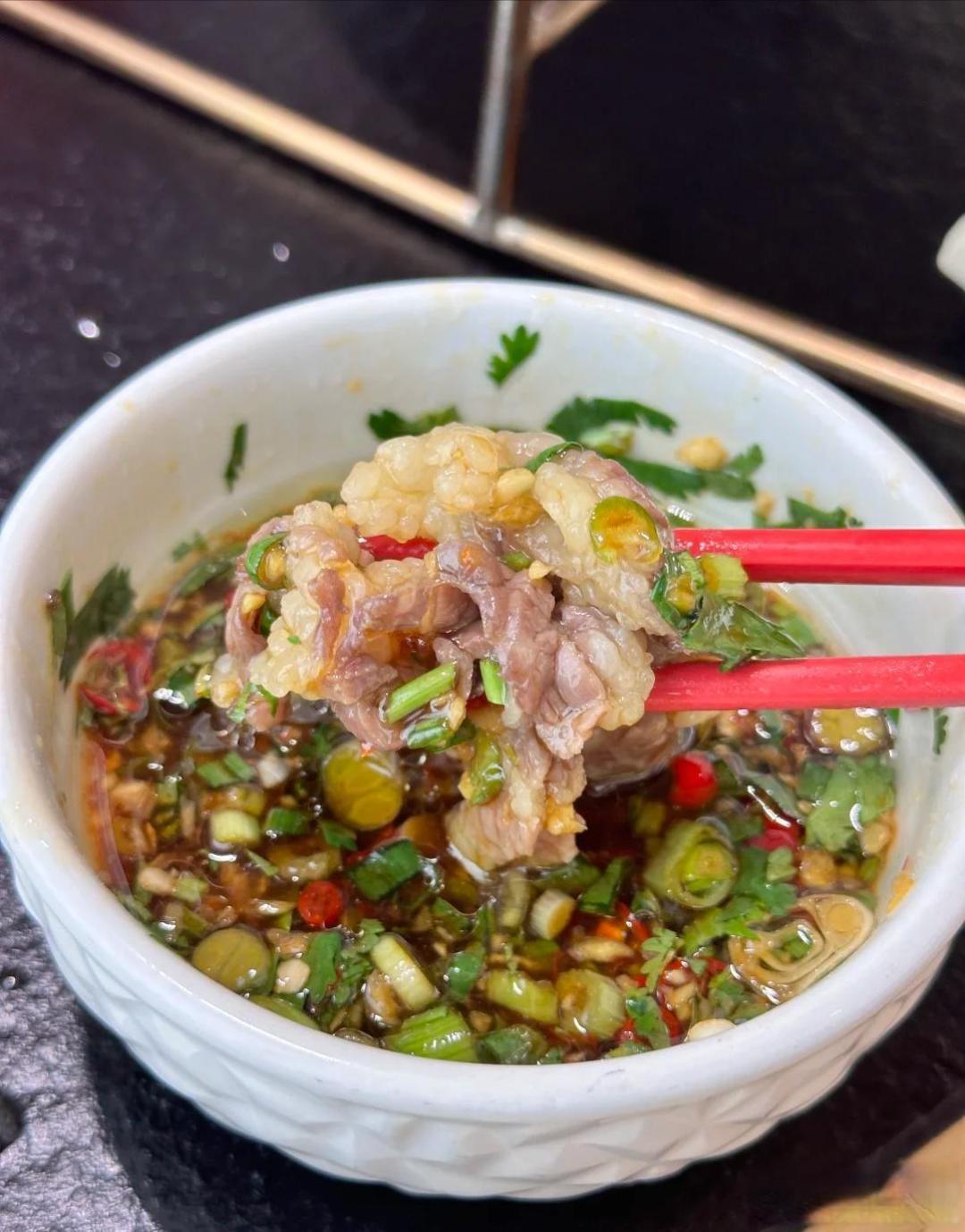 蘸料江湖大PK:老吃家的火锅智慧之战