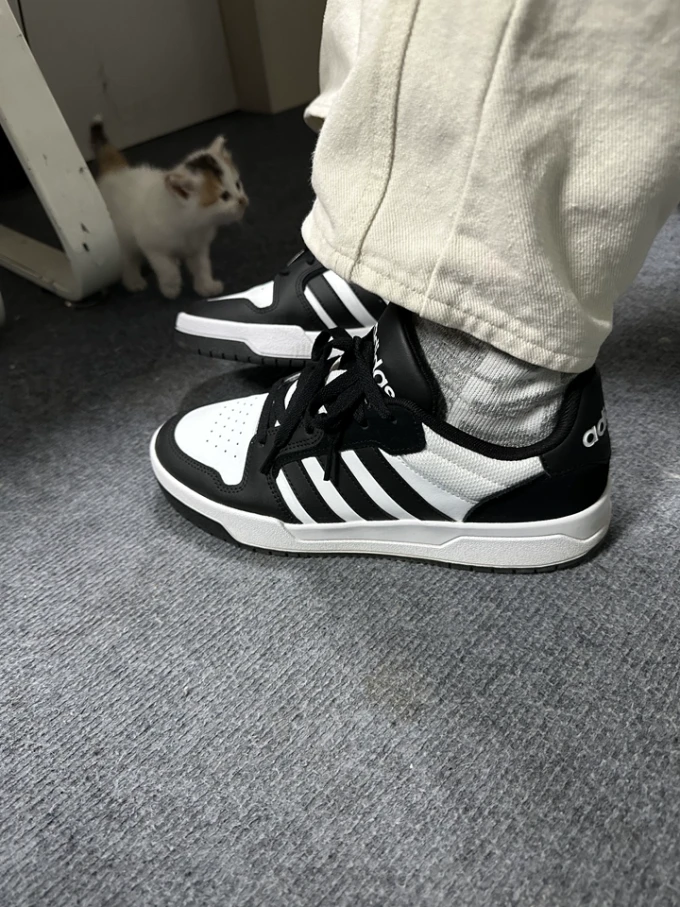 阿迪达斯运动板鞋