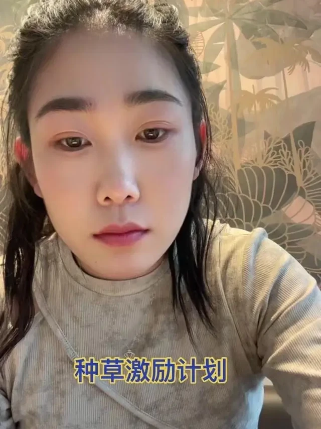 MAC必入色号合集，每支都爱到不行！💄。💄Chili小辣椒：经典砖红色，显白不挑皮，黄皮直接冲，素颜涂也很提气色，秋冬必备！
💄Marrakesh：土棕橘色调，复古感十足，厚涂气场全开，薄涂日常温柔，