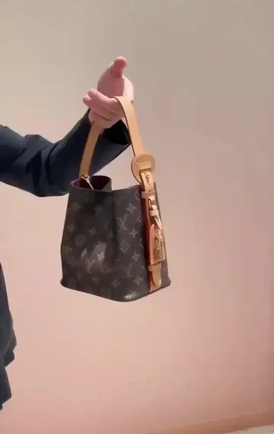 拒绝天价 秋冬季节背老花包真的蛮香的 
#时尚包包 #不过时包包 #时尚女包 #奢侈品包包 #女包单肩包