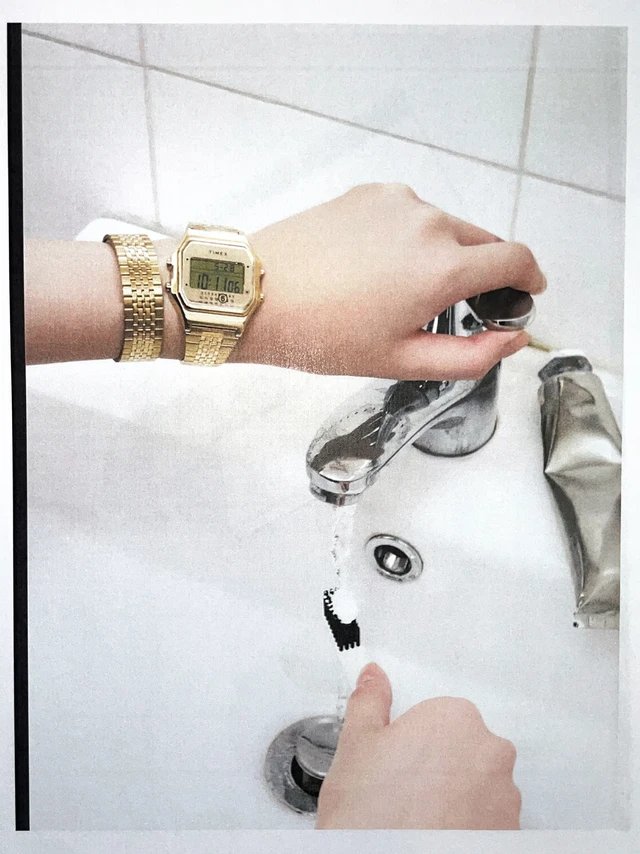 TIMEX x MM6联名腕表系列。TIMEX x MM6 Maison Margiela
传袭Timex经典T80标志性复古风格，MM6经典数字标签赫然浮现，打造多变配饰：一款戒指手表；一款2合1腕