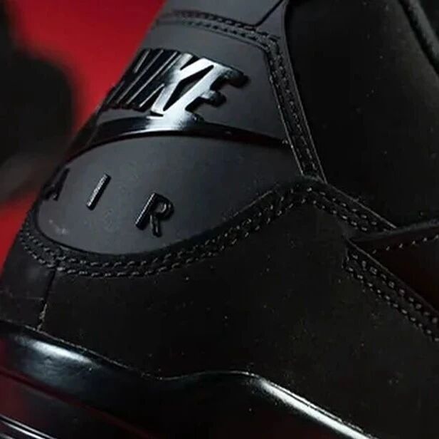 黑猫 AJ4 今早登场！现在市价是 ...