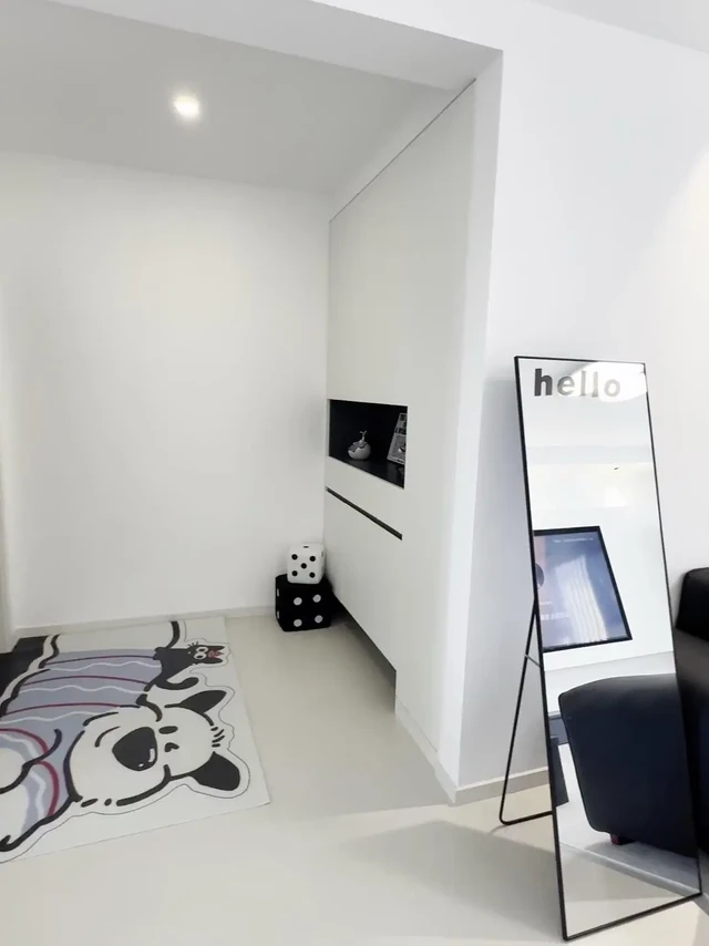 穷装10万也能惊艳？关键在软装搭配！1️⃣选对颜色：整体用奶油白打底，搭配大黑牛沙发和云朵茶几，温柔又高级，不会有廉价感～
2️⃣软装加分：落地灯选线条感强的，窗帘用透光不透人的纱帘，再摆上绿植和装饰