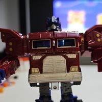 给娃买了个变形金刚玩具，老父亲先玩疯了！