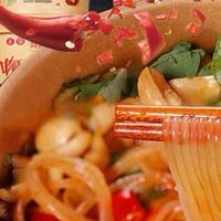 嗨吃家酸辣粉：Q弹红薯粉配丰富配料