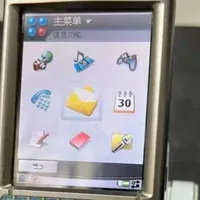 几十元的老旗舰手机，采用2.8寸触摸屏，外放不输小音箱