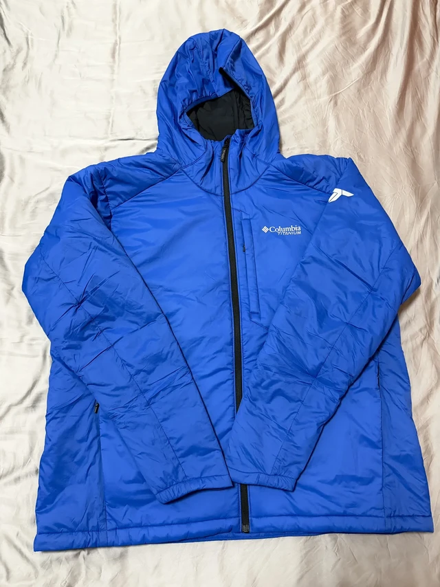 最近购入的最佳棉服—哥伦比亚🦋。🧥：Columbia Silver Leaf
在黑色和蓝色之间选择了这款更加亮眼的配色，这条哥伦比亚的棉服不仅做到了功能性的全面，包括防泼水以及自带的保暖科技，还兼顾了