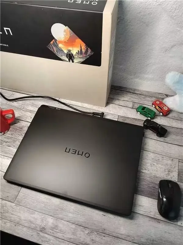 不会吧！不会还有人不会调键盘光吧！新买的U7版暗影max，在ogh里找到灯光就可以自定义设置键盘灯光。默认的灯光配色差点意思，所以就速速调了一个喜欢的，还是可以设置四个不同区域的灯光呢嘿嘿
#暗影精灵