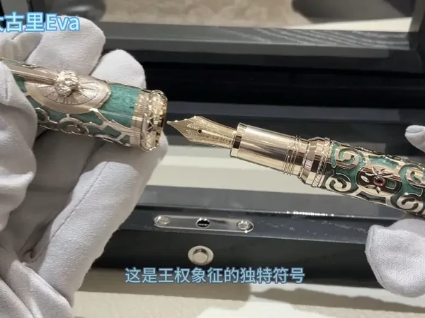 万宝龙臻藏系列凡尔赛宫之旅“金辉橘庭”限量款书写工具，全球仅195支，每一支都是凡尔赛橘园艺术的立体缩影。