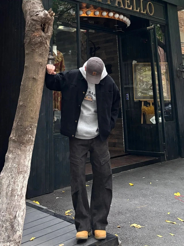 OOTD｜秋天就要穿的酷一点😎。终于等到秋天必须要酷一下。
灰色连帽卫衣搭配黑色工装夹克，再穿一条黑色做旧休闲长裤。
不挑人的工装风格，简单实用，主打一个酷帅。
#男生穿搭 #秋季穿搭 #ootd穿搭