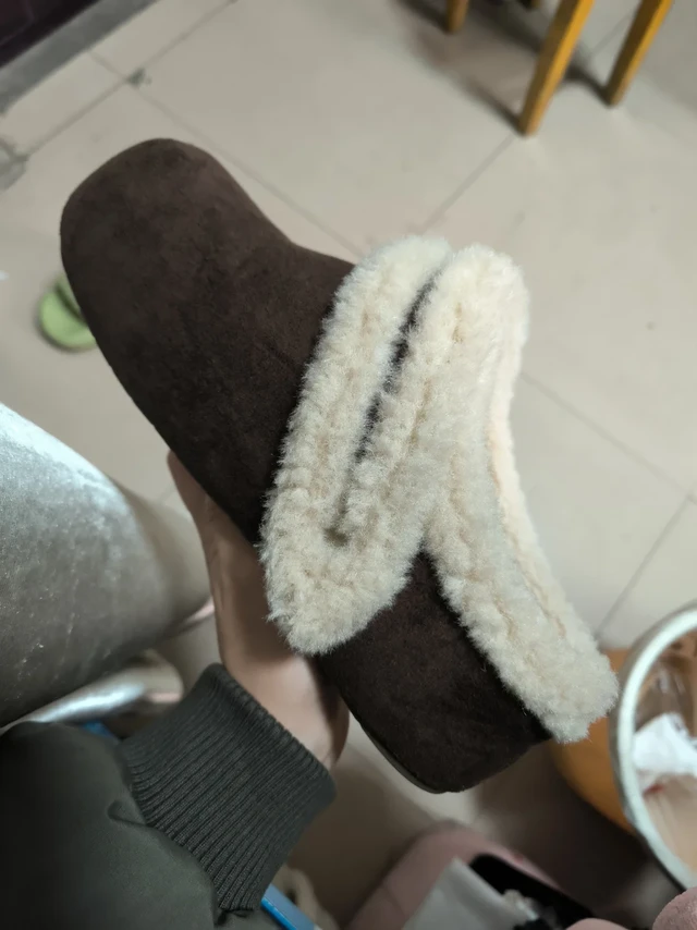 很暖和的勃肯鞋，毛毛也很舒服，底也不硬，就是掉跟，走半天路感觉大脚拇指要练出八块腹肌了，把带子弄到脚跟才能正常走路，超级无敌特别掉跟！根本不能当半托勃肯鞋穿，还不如直接做全包的，特别不符合心理预期！[